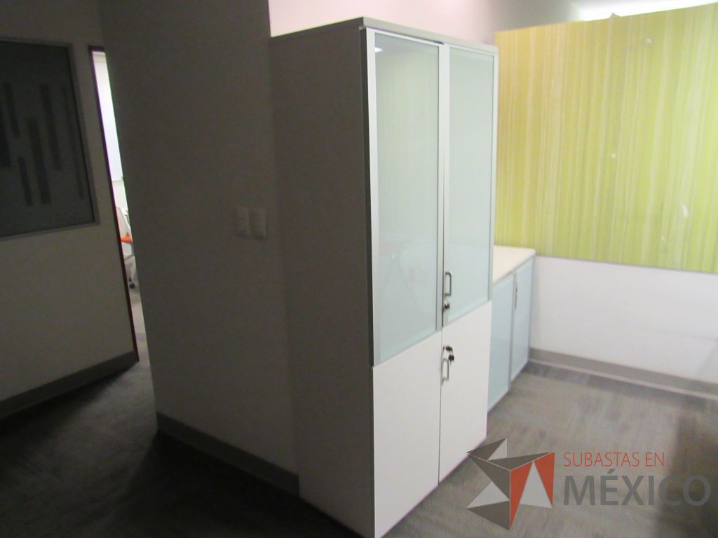 Lote 194b - Gabinete alto con 2 puertas color blanco, 2 puertas de mica y 5 entrepaños - Imagen 3