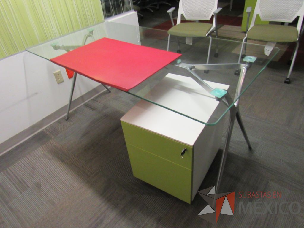 Lote 008 - Escritorio rectangular con base metálica, cubierta de vidrio transparente y archivero vertical de 2 cajones con tapas color verde - Imagen 5