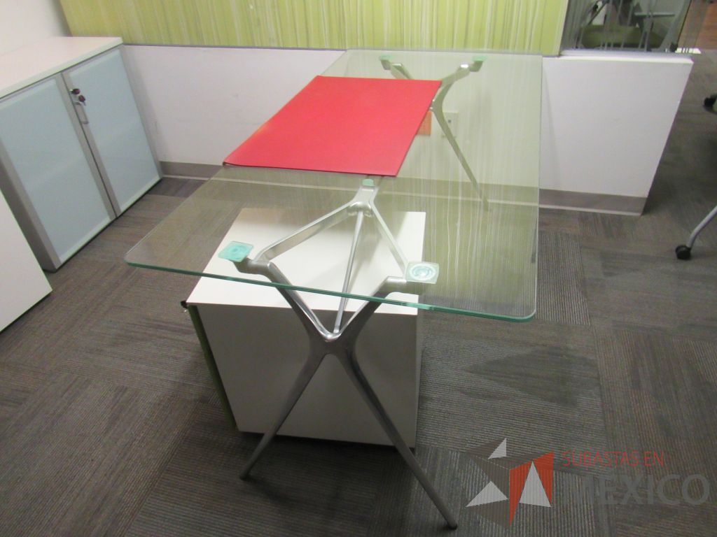 Lote 008 - Escritorio rectangular con base metálica, cubierta de vidrio transparente y archivero vertical de 2 cajones con tapas color verde - Imagen 8