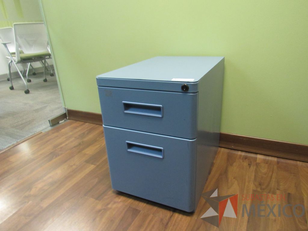 Lote 110 - Mesa de trabajo con base metálica y archivero metálico color azul - Imagen 2