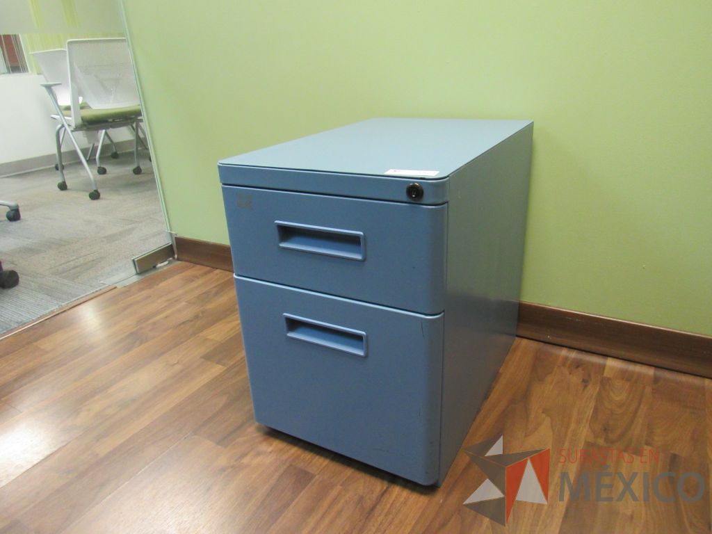 Lote 010 - Mesa de trabajo con base metálica y archivero metálico color azul - Imagen 12