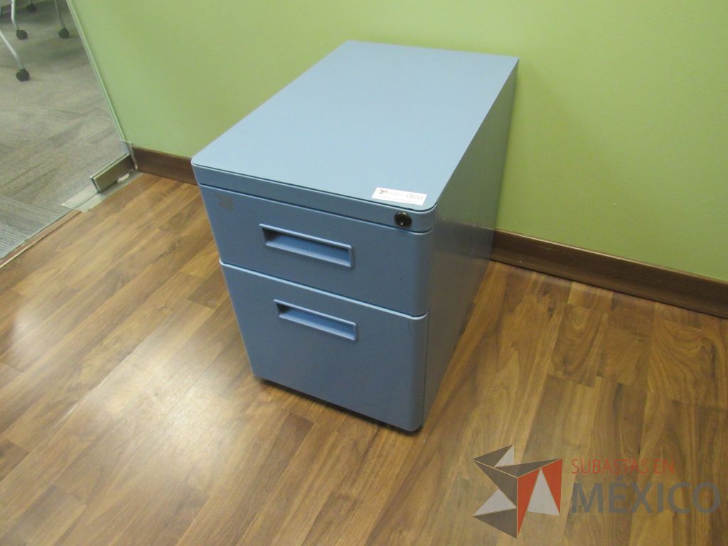 Lote 010 - Mesa de trabajo con base metálica y archivero metálico color azul - Imagen 8