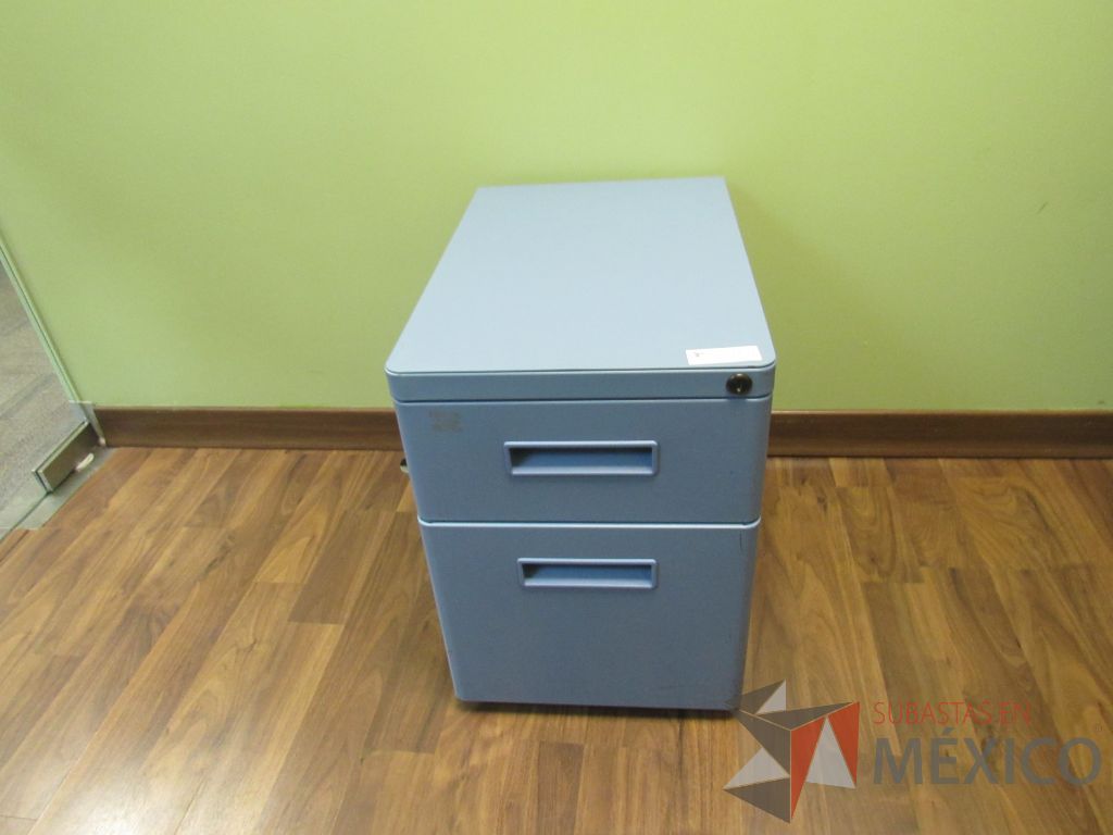 Lote 110 - Mesa de trabajo con base metálica y archivero metálico color azul - Imagen 5