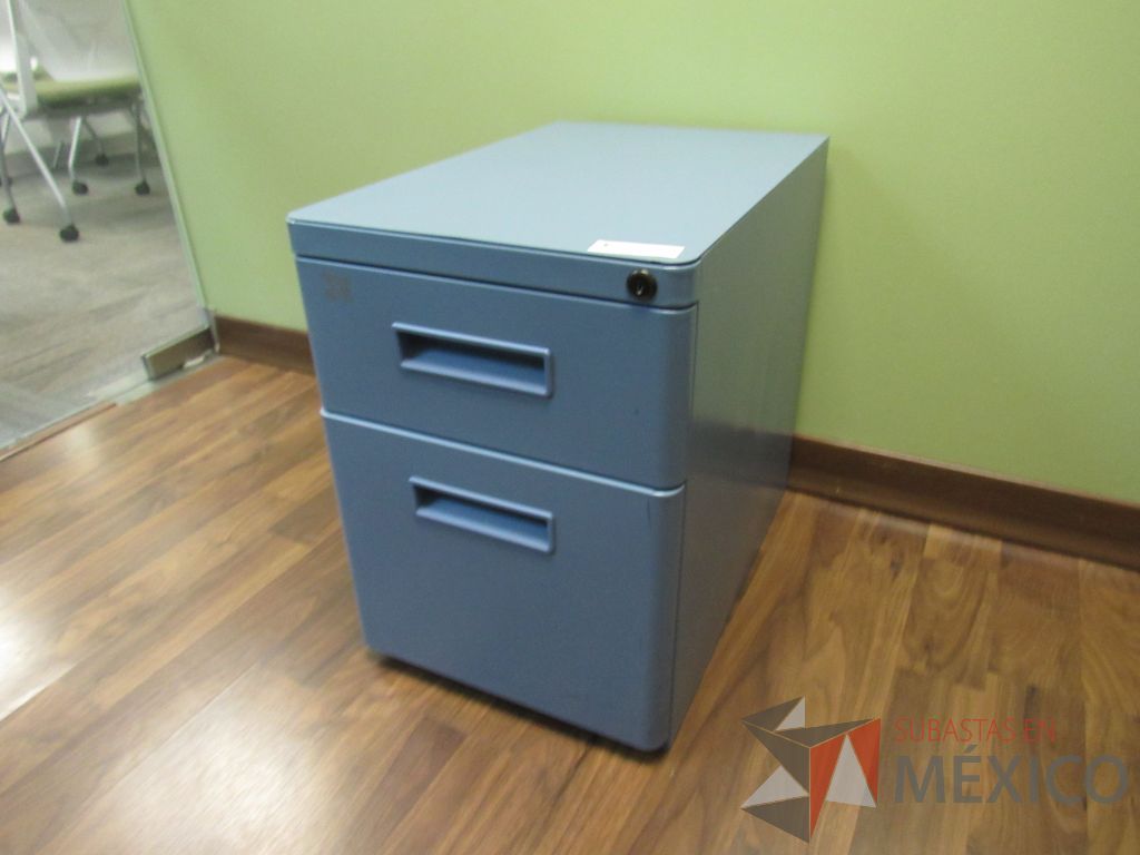 Lote 010 - Mesa de trabajo con base metálica y archivero metálico color azul - Imagen 10