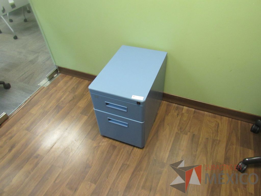 Lote 010 - Mesa de trabajo con base metálica y archivero metálico color azul - Imagen 3