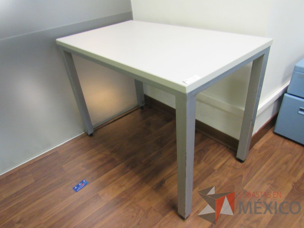 Lote 010 - Mesa de trabajo con base metálica y archivero metálico color azul - Imagen 4