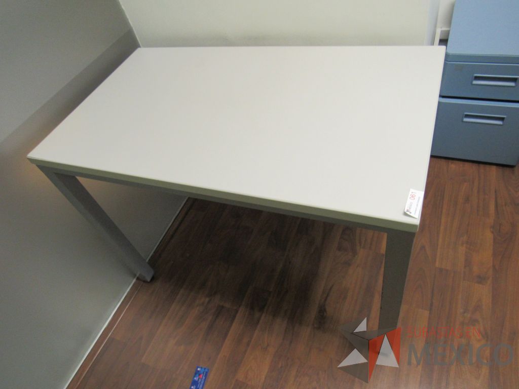 Lote 110 - Mesa de trabajo con base metálica y archivero metálico color azul - Imagen 9