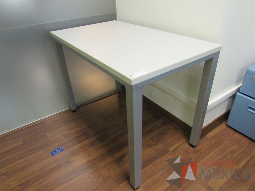 Lote 010 - Mesa de trabajo con base metálica y archivero metálico color azul - Imagen 7