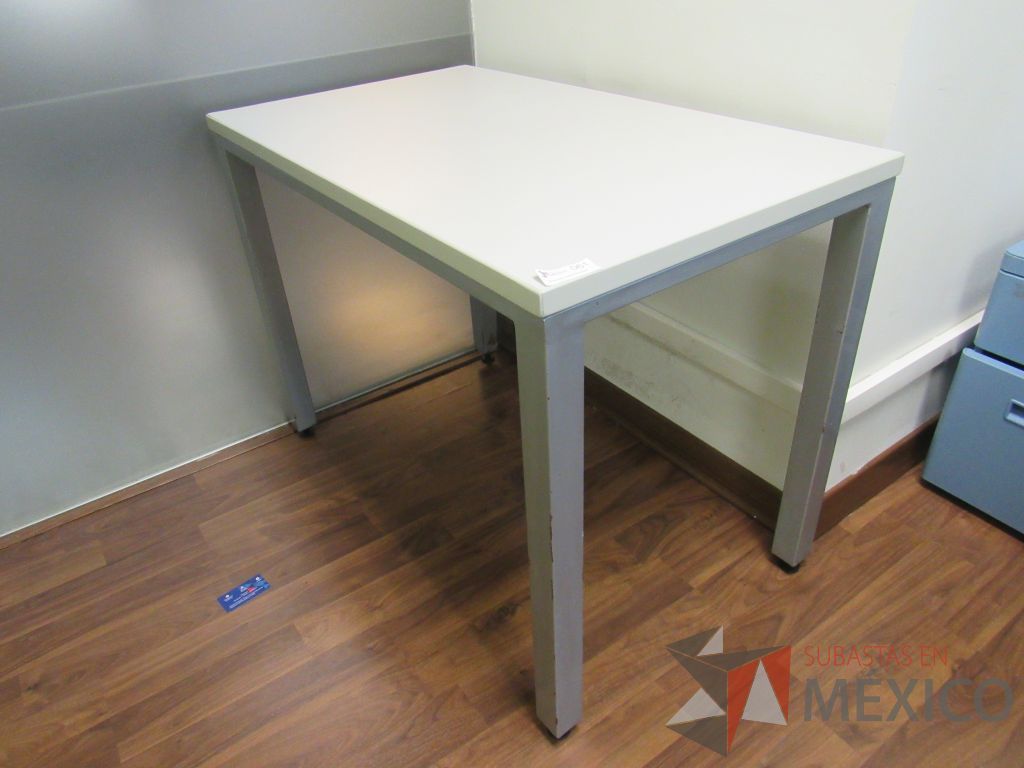 Lote 110 - Mesa de trabajo con base metálica y archivero metálico color azul - Imagen 11