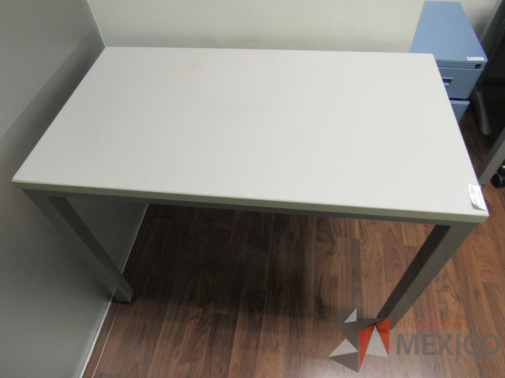 Lote 010 - Mesa de trabajo con base metálica y archivero metálico color azul - Imagen 11