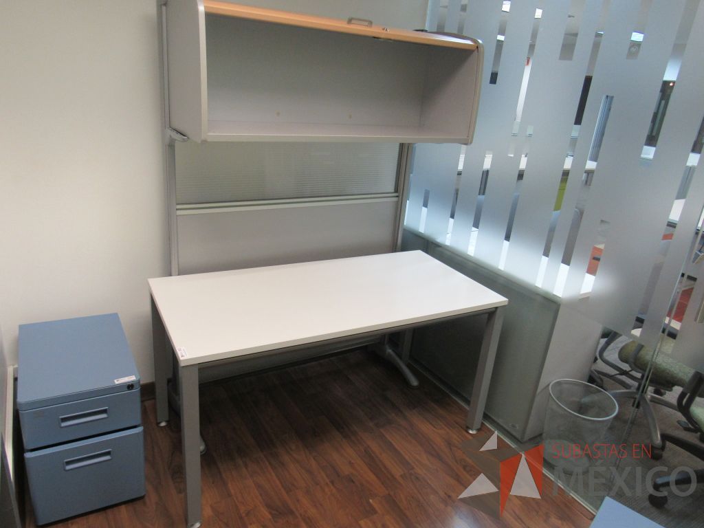 Lote 011 - Mesa de trabajo recargada sobre mampara y archivero metálico vertical