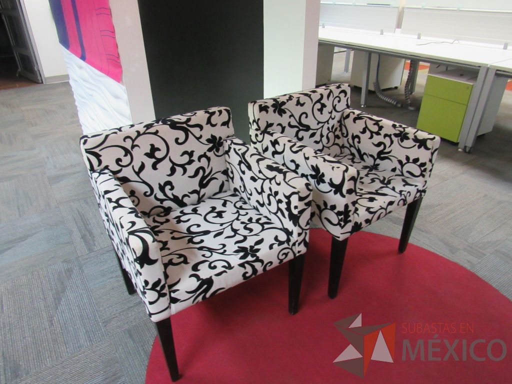 Lote 012 - 2 Sillones de 1 plaza con 4 patas de madera color negro, asiento y respaldo en tela - Imagen 2