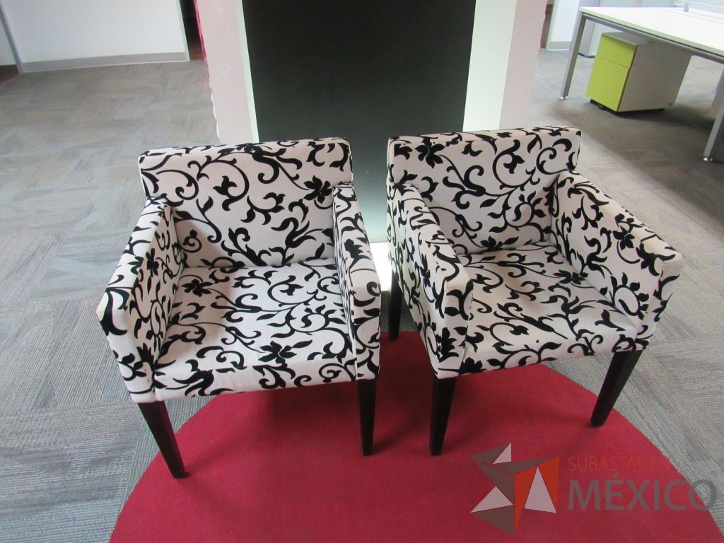 Lote 012 - 2 Sillones de 1 plaza con 4 patas de madera color negro, asiento y respaldo en tela