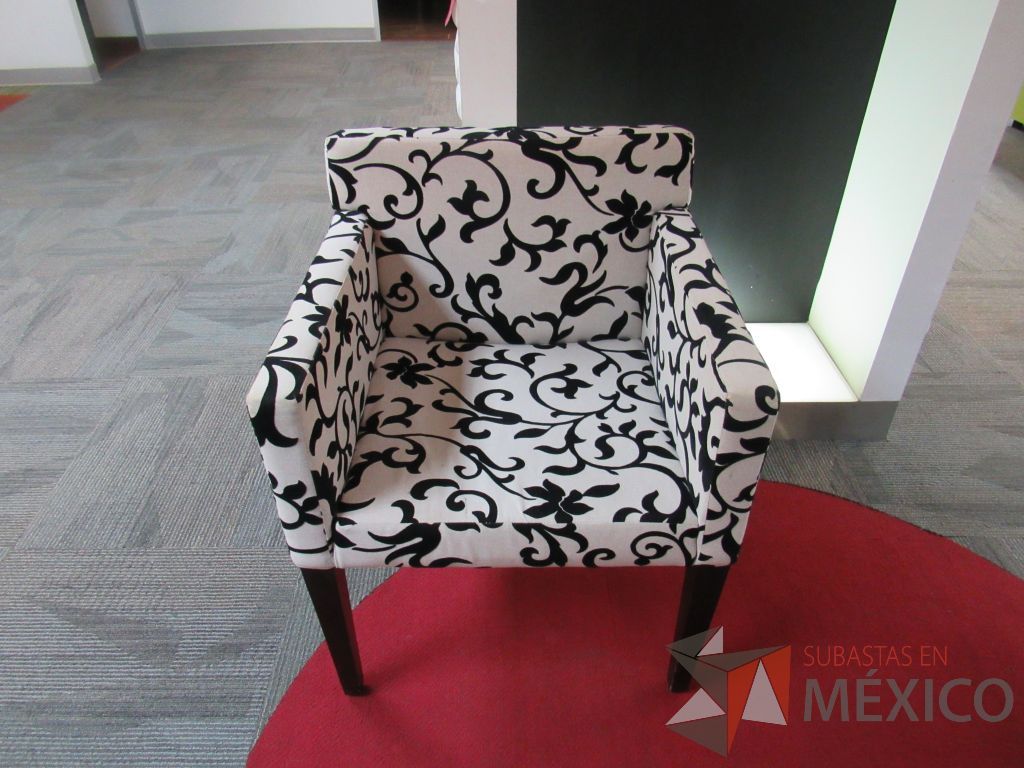 Lote 012 - 2 Sillones de 1 plaza con 4 patas de madera color negro, asiento y respaldo en tela - Imagen 3