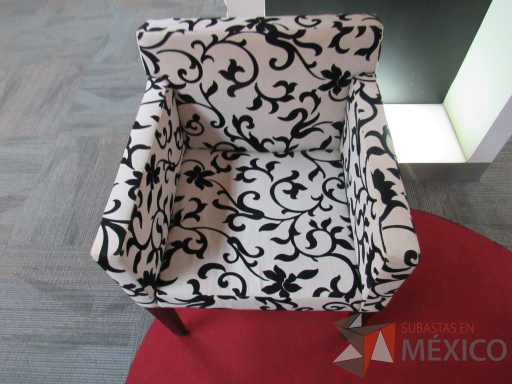 Lote 012 - 2 Sillones de 1 plaza con 4 patas de madera color negro, asiento y respaldo en tela - Imagen 4