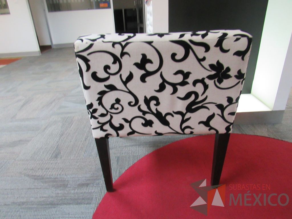 Lote 012 - 2 Sillones de 1 plaza con 4 patas de madera color negro, asiento y respaldo en tela - Imagen 6