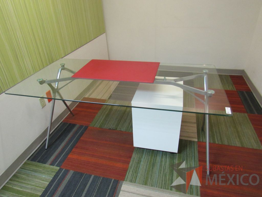 Lote 014 - Escritorio rectangular con base metálica, cubierta de vidrio transparente y archivero vertical de 2 cajones con tapas color verde - Imagen 2