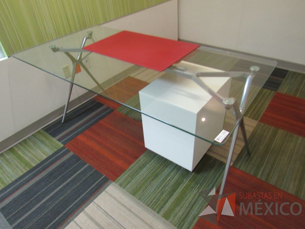 Lote 014 - Escritorio rectangular con base metálica, cubierta de vidrio transparente y archivero vertical de 2 cajones con tapas color verde - Imagen 3