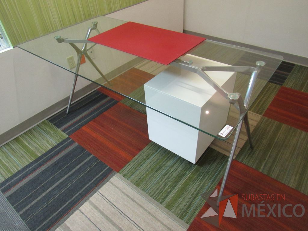 Lote 014 - Escritorio rectangular con base metálica, cubierta de vidrio transparente y archivero vertical de 2 cajones con tapas color verde - Imagen 7