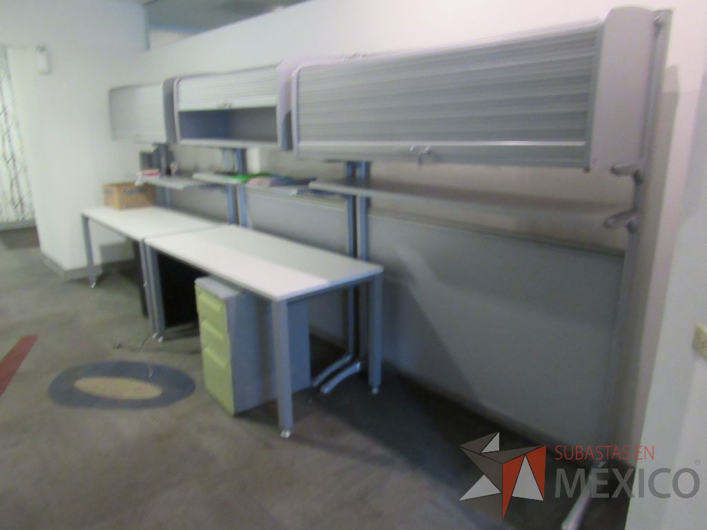 Lote 016 - Estación de trabajo para 2 personas con 3 mamparas, 3 gavetas y 2 archiveros verticales de 3 cajones