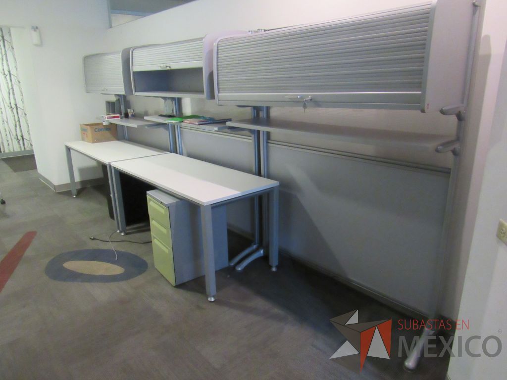 Lote 016 - Estación de trabajo para 2 personas con 3 mamparas, 3 gavetas y 2 archiveros verticales de 3 cajones - Imagen 6