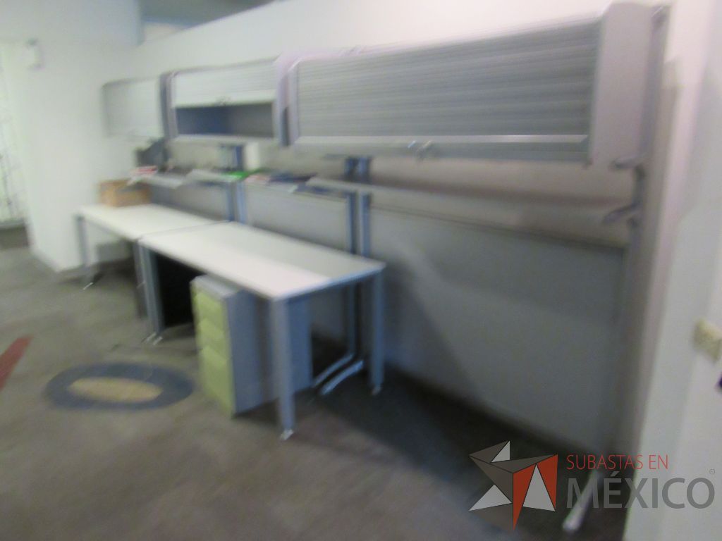 Lote 016 - Estación de trabajo para 2 personas con 3 mamparas, 3 gavetas y 2 archiveros verticales de 3 cajones - Imagen 7