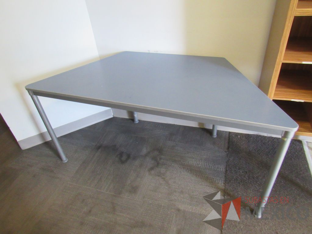 Lote 001 - Mesa de trabajo con 4 patas metálicas y cubierta color azul