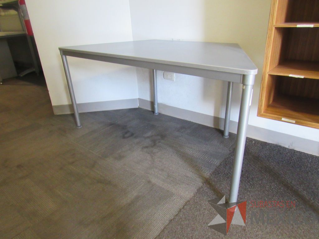 Lote 001 - Mesa de trabajo con 4 patas metálicas y cubierta color azul - Imagen 2