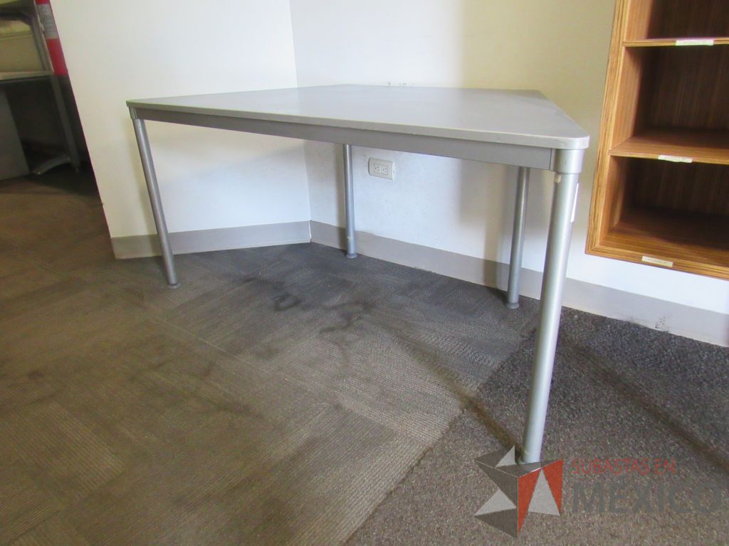 Lote 001 - Mesa de trabajo con 4 patas metálicas y cubierta color azul - Imagen 3