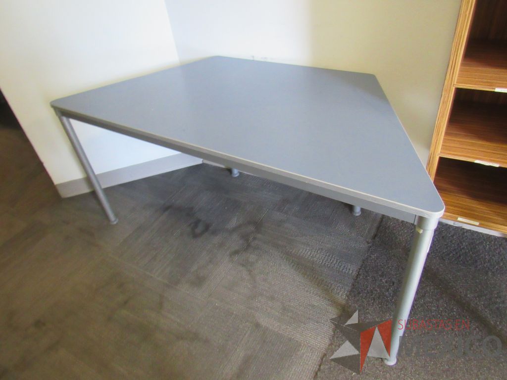 Lote 001 - Mesa de trabajo con 4 patas metálicas y cubierta color azul - Imagen 4
