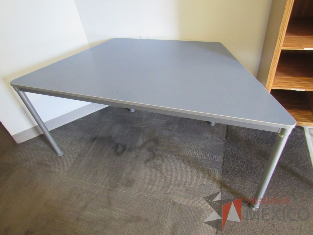 Lote 001 - Mesa de trabajo con 4 patas metálicas y cubierta color azul - Imagen 5