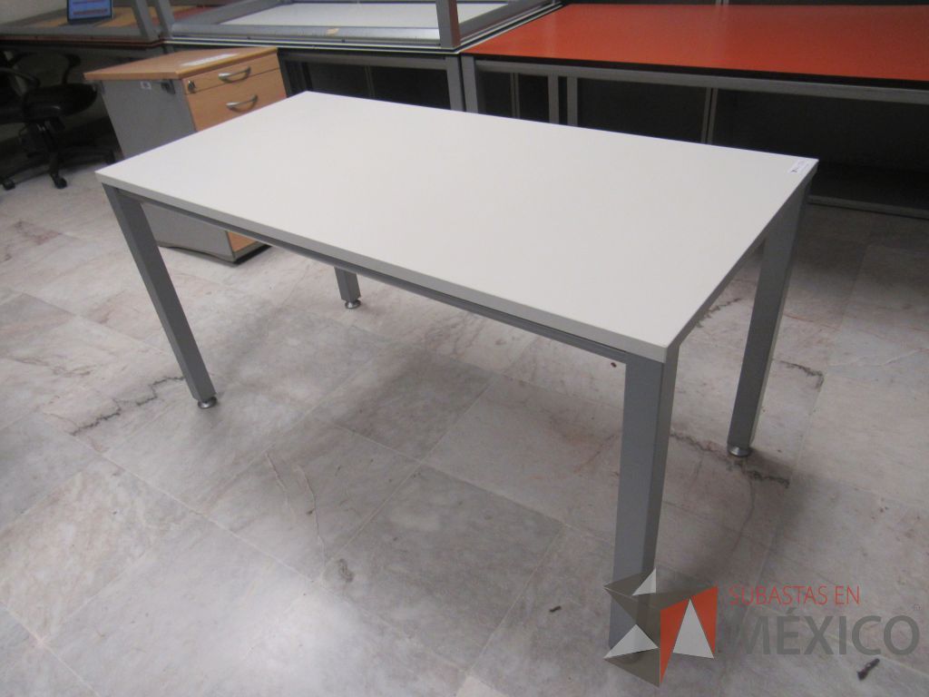 Lote 068 - 3 Mesas de trabajo rectangulares con 4 patas metálicas y cubierta color blanco