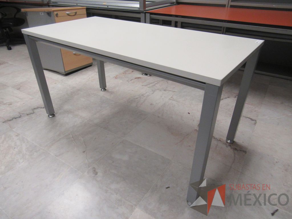 Lote 068 - 3 Mesas de trabajo rectangulares con 4 patas metálicas y cubierta color blanco - Imagen 2