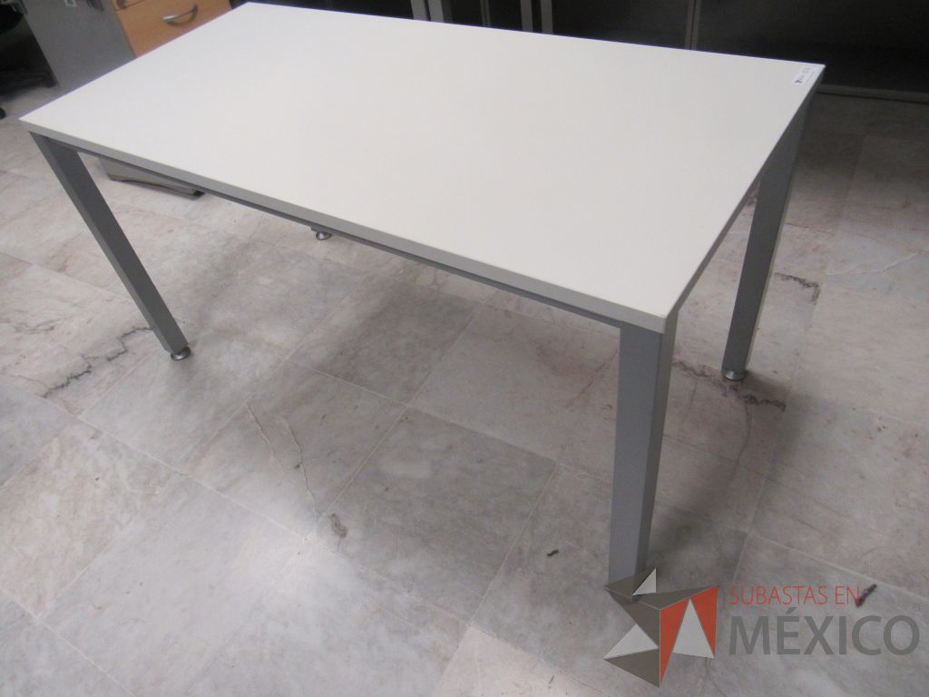 Lote 068 - 3 Mesas de trabajo rectangulares con 4 patas metálicas y cubierta color blanco - Imagen 3