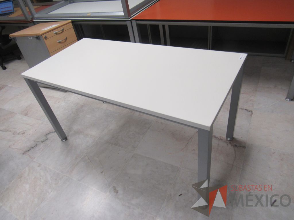 Lote 068 - 3 Mesas de trabajo rectangulares con 4 patas metálicas y cubierta color blanco - Imagen 4