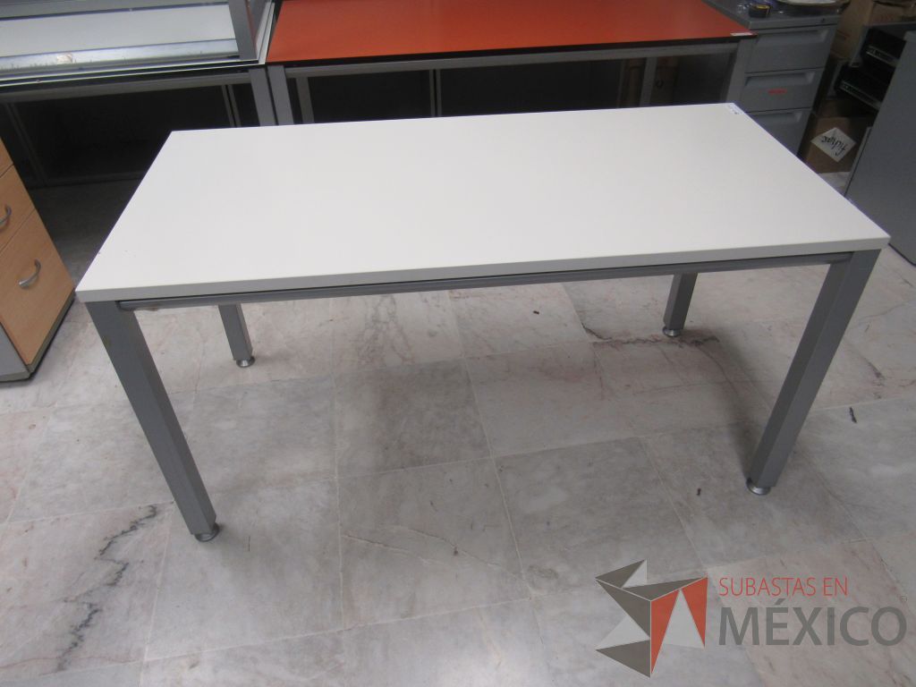 Lote 068 - 3 Mesas de trabajo rectangulares con 4 patas metálicas y cubierta color blanco - Imagen 5