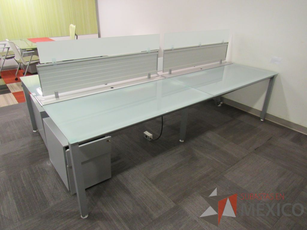 Lote 113 - Estación de trabajo para 4 personas con mampara y archiveros metálicos verticales - Imagen 6