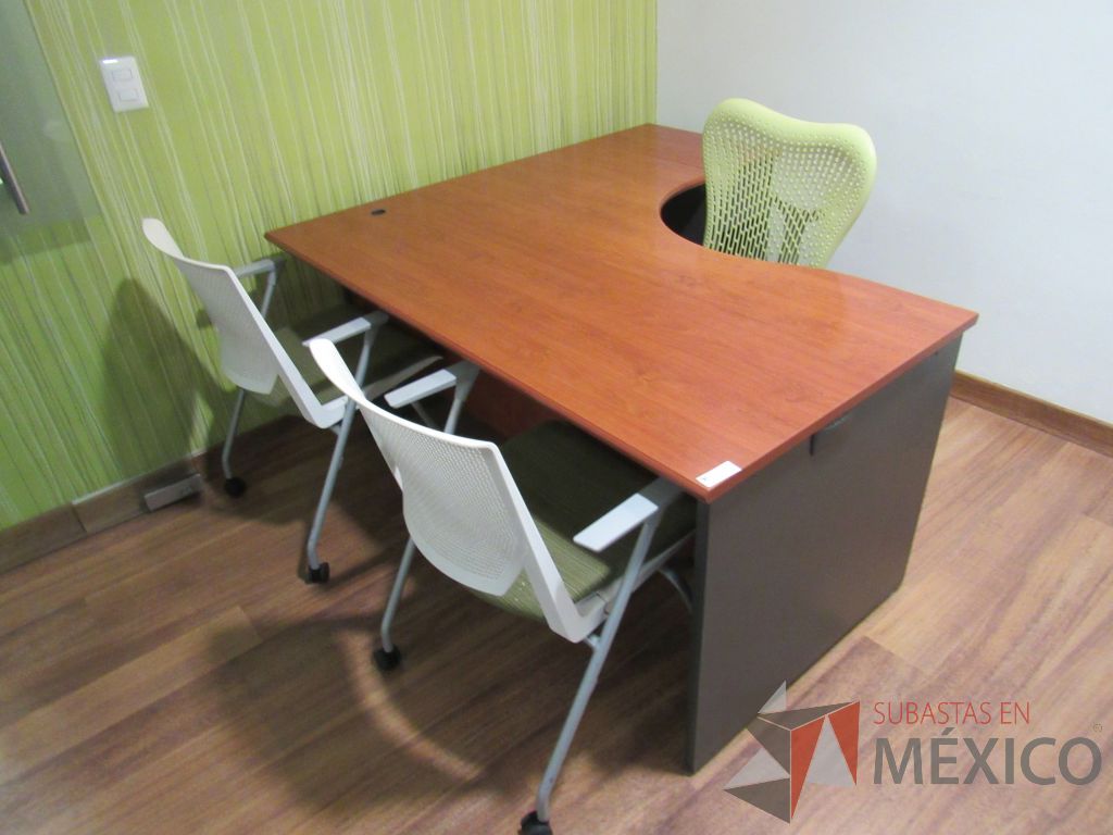 Lote 020 - Escritorio con base color negro, archivero de pedestal de 1 cajones, espacio para documentos y cubierta color café