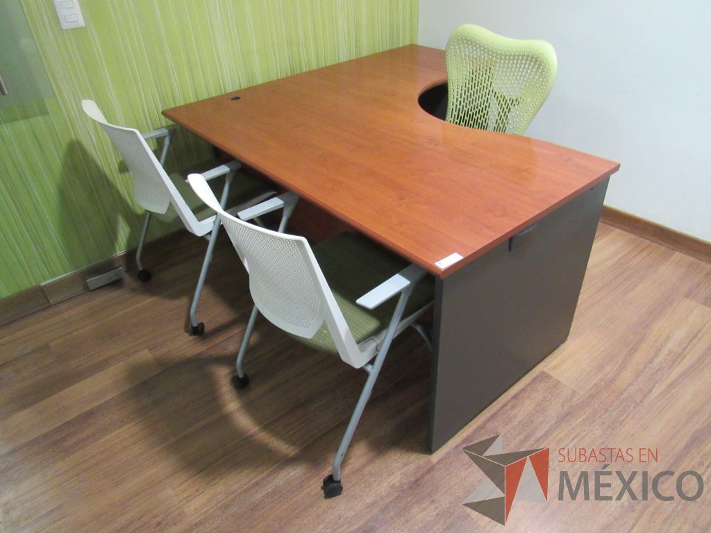 Lote 020 - Escritorio con base color negro, archivero de pedestal de 1 cajones, espacio para documentos y cubierta color café - Imagen 3