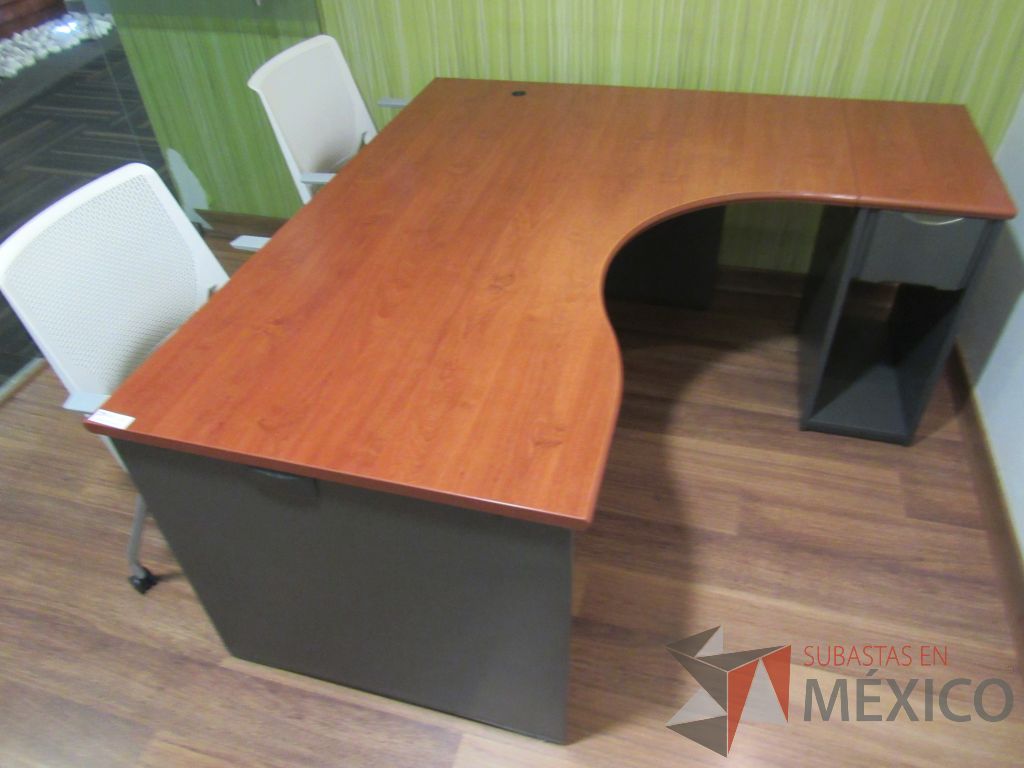 Lote 020 - Escritorio con base color negro, archivero de pedestal de 1 cajones, espacio para documentos y cubierta color café - Imagen 4