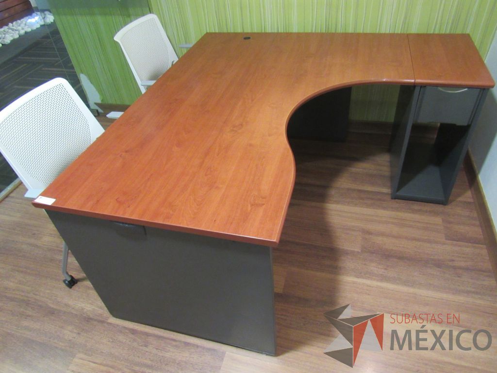 Lote 020 - Escritorio con base color negro, archivero de pedestal de 1 cajones, espacio para documentos y cubierta color café - Imagen 5