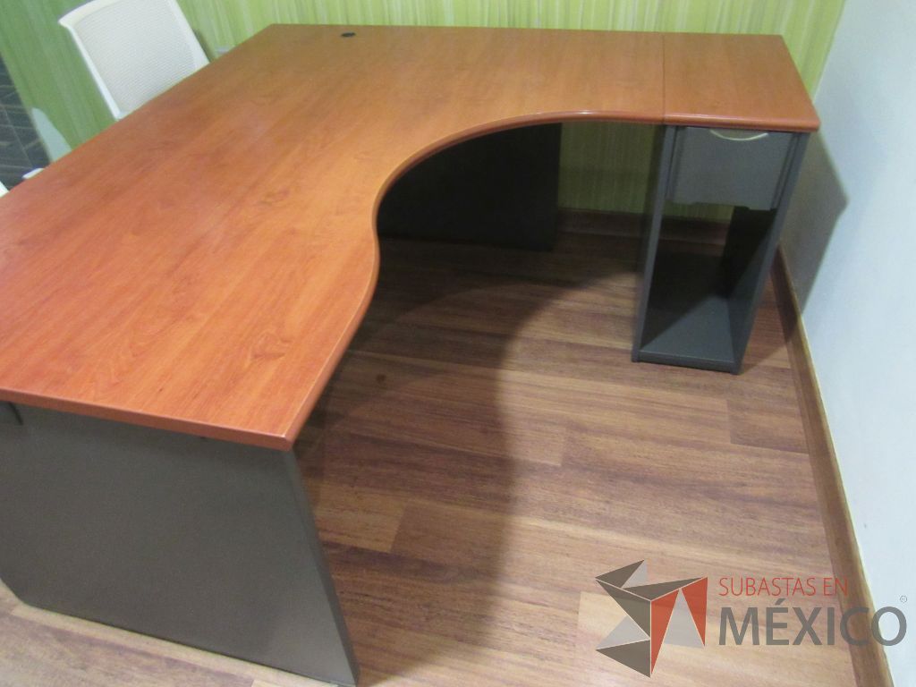 Lote 020 - Escritorio con base color negro, archivero de pedestal de 1 cajones, espacio para documentos y cubierta color café - Imagen 6