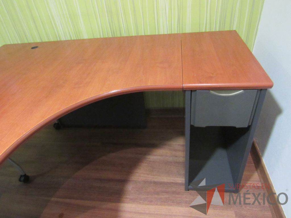 Lote 020 - Escritorio con base color negro, archivero de pedestal de 1 cajones, espacio para documentos y cubierta color café - Imagen 7