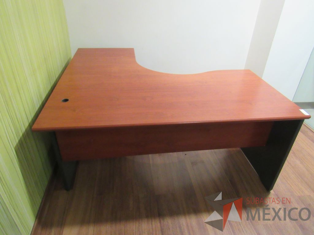 Lote 020 - Escritorio con base color negro, archivero de pedestal de 1 cajones, espacio para documentos y cubierta color café - Imagen 9