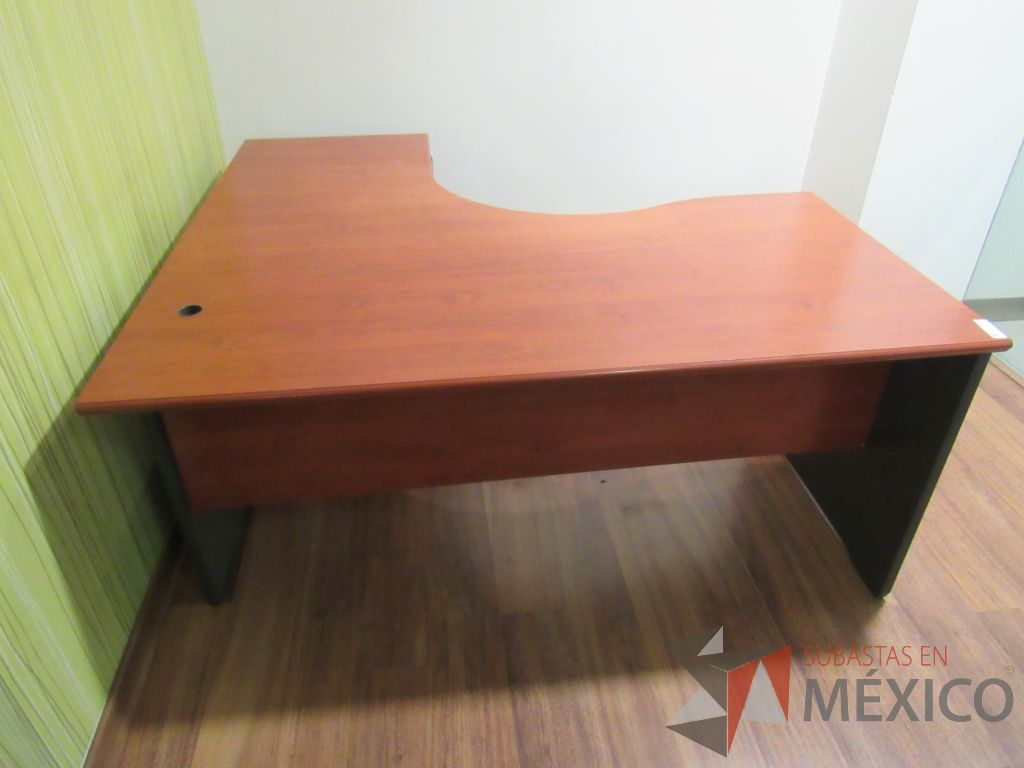 Lote 020 - Escritorio con base color negro, archivero de pedestal de 1 cajones, espacio para documentos y cubierta color café - Imagen 10