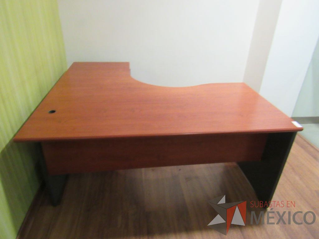 Lote 020 - Escritorio con base color negro, archivero de pedestal de 1 cajones, espacio para documentos y cubierta color café - Imagen 11