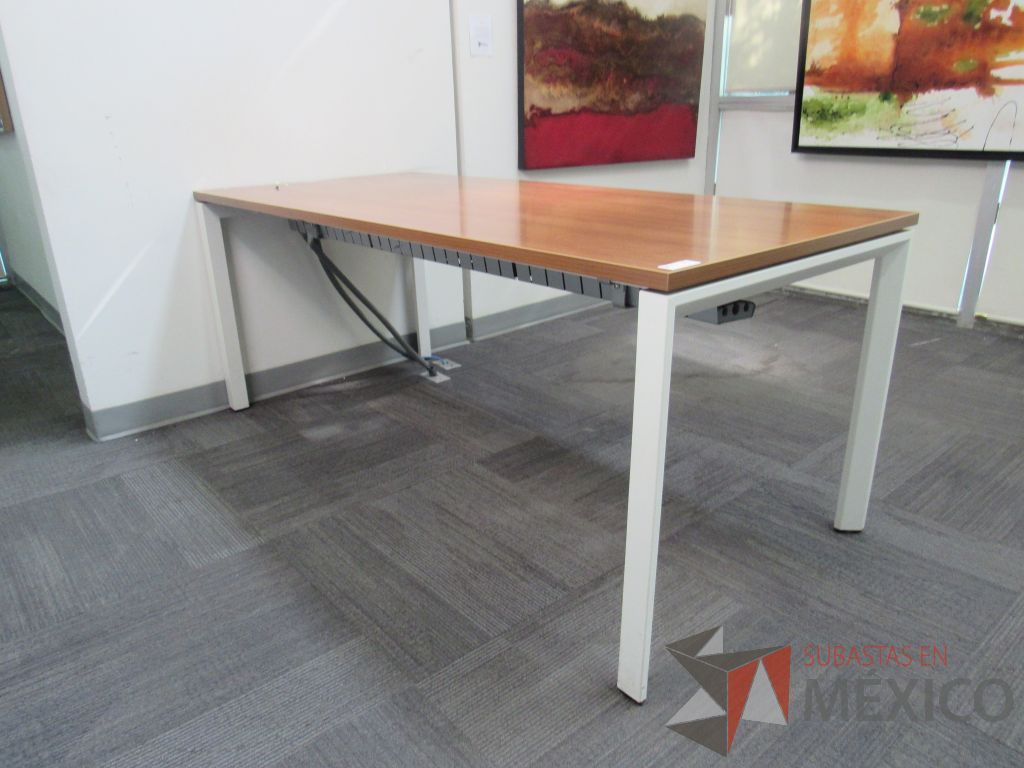 Lote 179 - Mesa de trabajo con base metálica color blanco y cubierta color café - Imagen 2