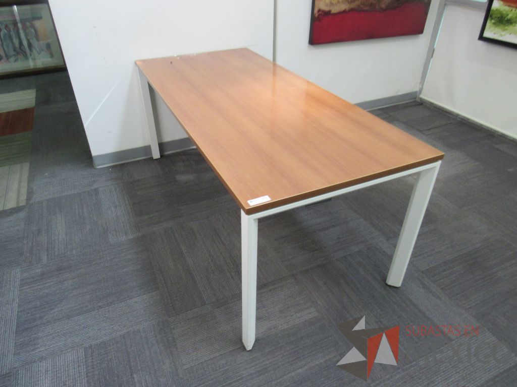 Lote 256 - Mesa de trabajo con base metálica color blanco y cubierta color café - Imagen 4