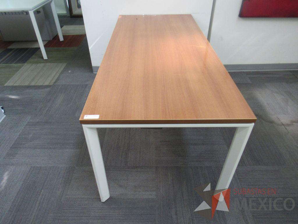 Lote 256 - Mesa de trabajo con base metálica color blanco y cubierta color café