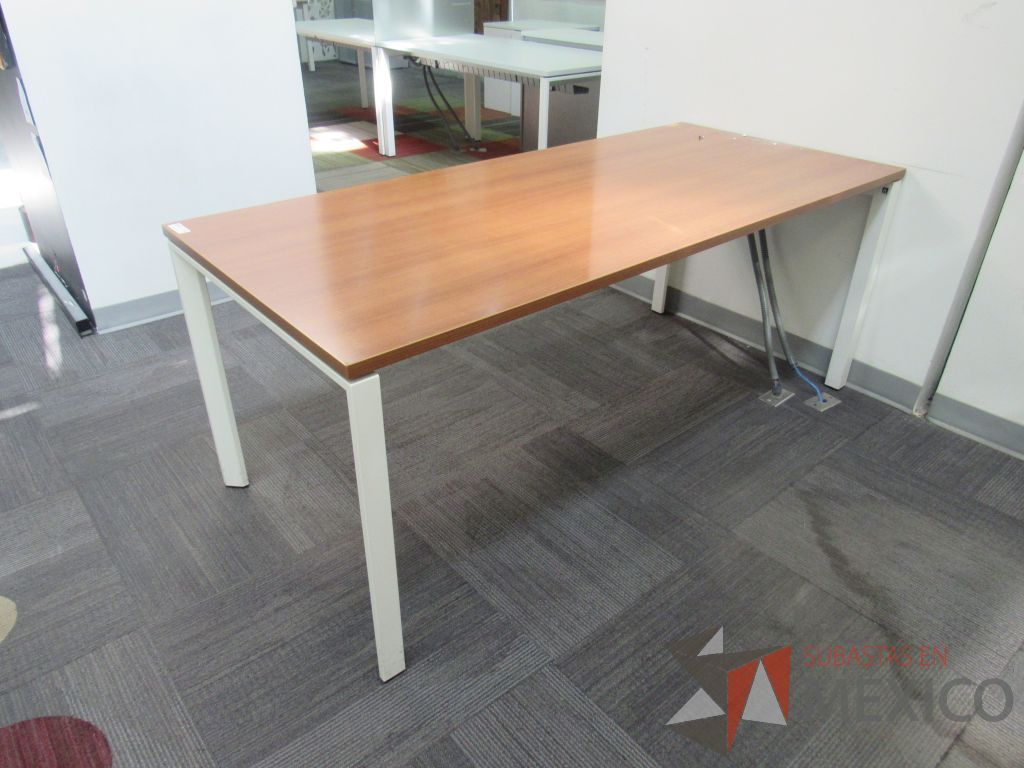 Lote 157 - Mesa de trabajo con base metálica color blanco y cubierta color café - Imagen 5